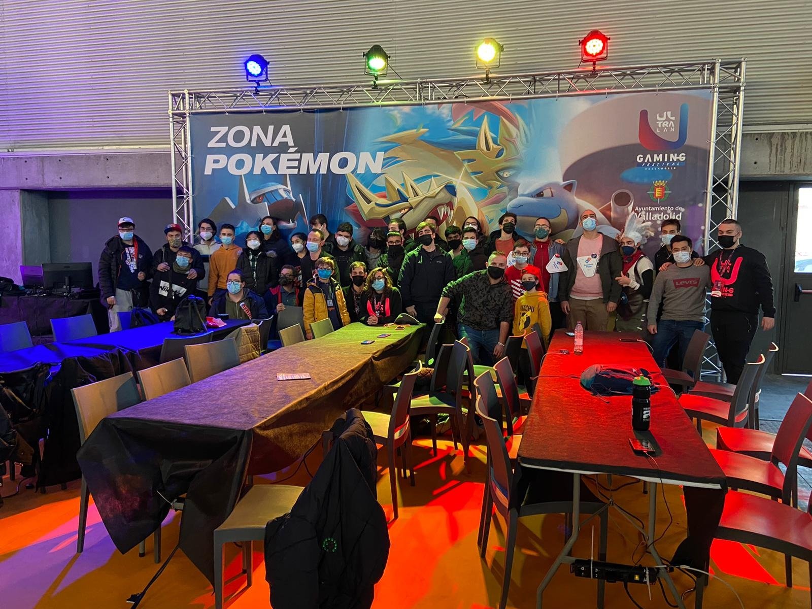 Foto de grupo de participantes y organización en la Zona Pokémon de UltraLan Valladolid 2021