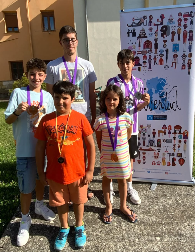 Participantes de Alar del Rey Gaming con sus medallas en Alar del Rey, Palencia